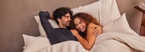 koppel knuffel in bed.